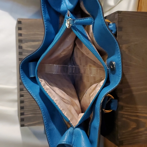 Michael Kors Hamilton Turquoise Blue Leather Bag with Chains. Perfect for season - Picture 5 of 16